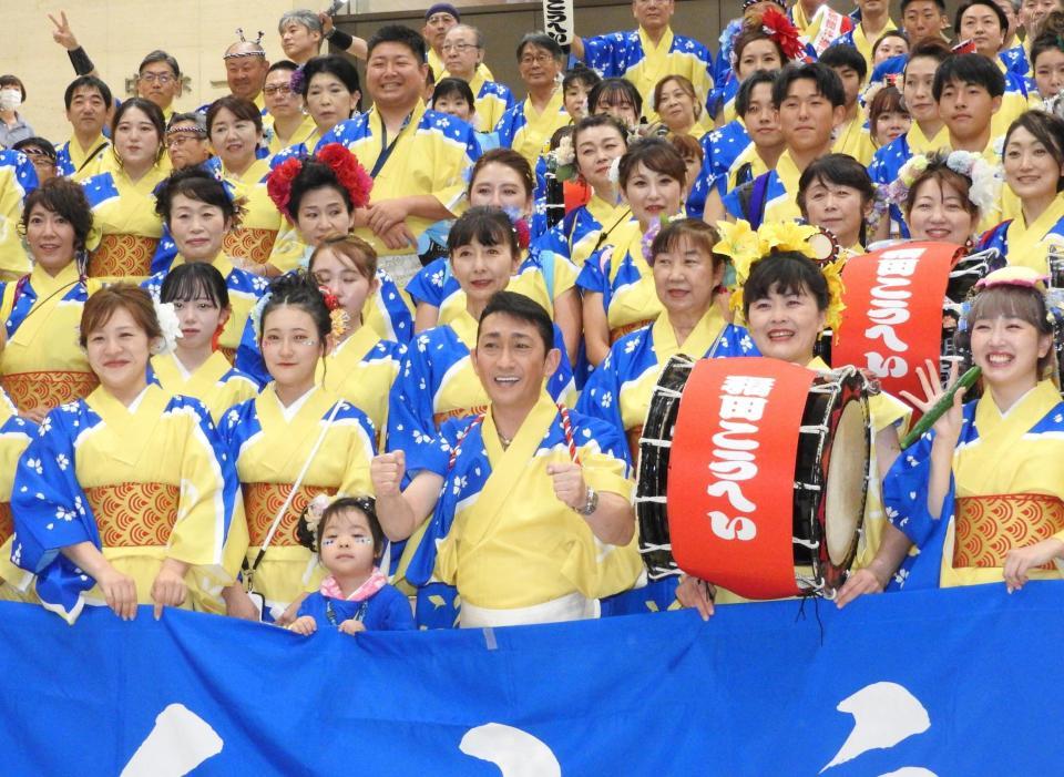 　「チームこうへい」とともに意気込む福田こうへい（中央）