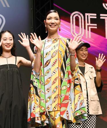 　ファイナリストらと笑顔で手を振るアンミカ（撮影・園田高夫）