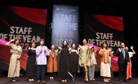 　ファイナリスト７人とアンミカ（前列左から３人目）らが笑顔で手を振る（撮影・園田高夫）