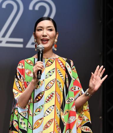 　イベントの総評をするアンミカ（撮影・園田高夫）