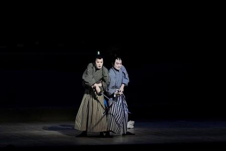 　５日に開幕した歌舞伎座「八月納涼歌舞伎」第一部「新選組」で殺陣を披露する中村歌之助（左）と中村福之助（提供：松竹）
