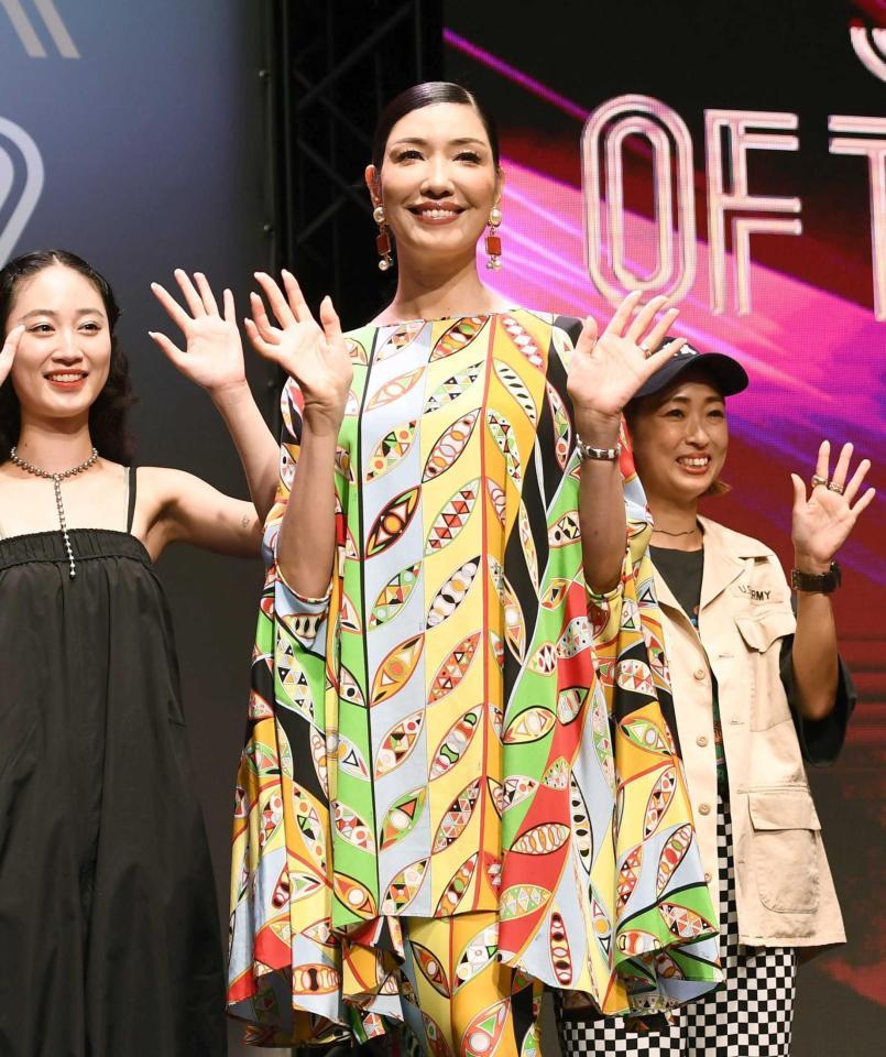 　ファイナリストらと笑顔で手を振るアンミカ（撮影・園田高夫）