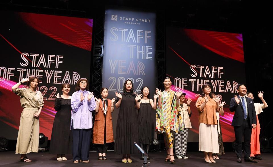 　ファイナリスト７人とアンミカ（前列左から３人目）らが笑顔で手を振る（撮影・園田高夫）