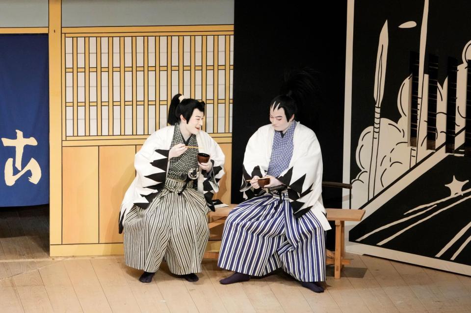 　「八月納涼歌舞伎」第一部「新選組」で笑顔を見せる中村歌之助（左）と中村福之助（提供：松竹）