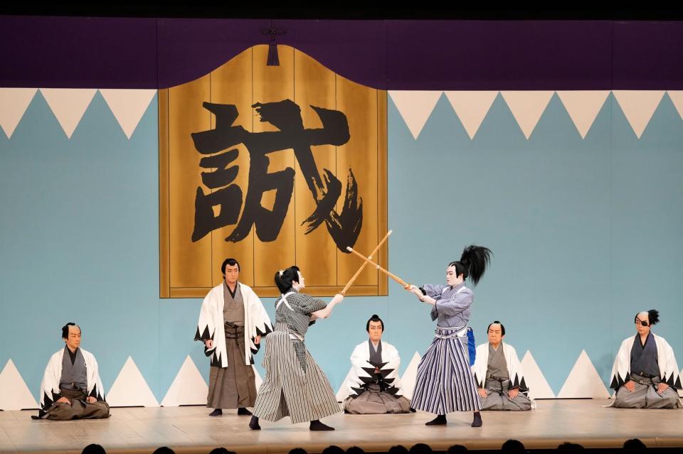 　５日に開幕した歌舞伎座「八月納涼歌舞伎」第一部「新選組」に出演した中村歌之助（中央左）と中村福之助（中央右）（提供：松竹）