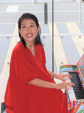 　歌声に合わせピアノを奏でる横澤夏子