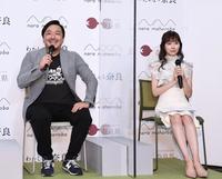 　奈良県出身同士トークで盛り上がる直木賞作家の今村翔吾氏（左）と渡辺美優紀（撮影・園田高夫）