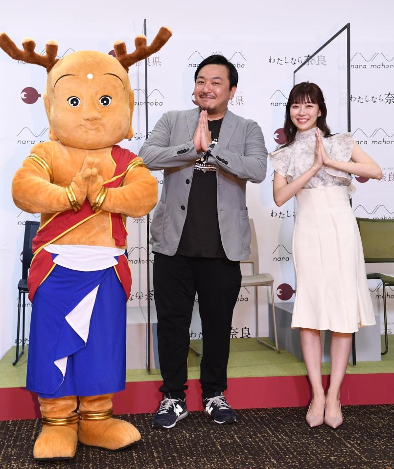 　せんとくんと同じポーズを決める（右から）渡辺美優紀と今村翔吾氏（撮影・園田高夫）