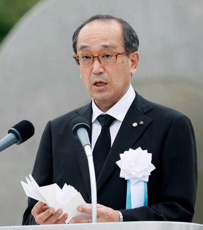 　平和宣言を述べる広島市の松井一実市長