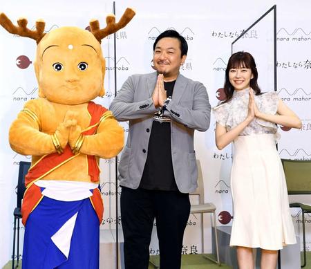 　「せんとくん」とポーズを決める（右から）渡辺美優紀と直木賞作家の今村翔吾氏（撮影・園田高夫）