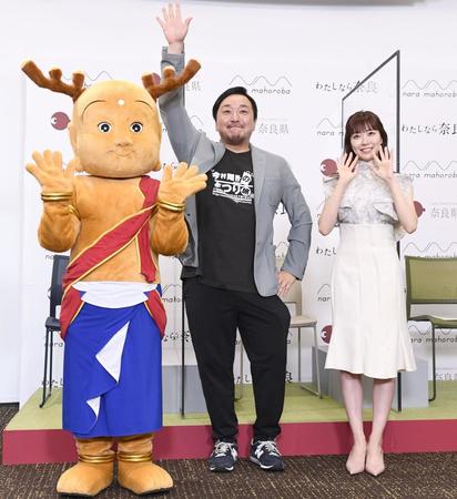 　せんとくんと一緒に手を振る（右から）渡辺美優紀と今村翔吾氏（撮影・園田高夫）