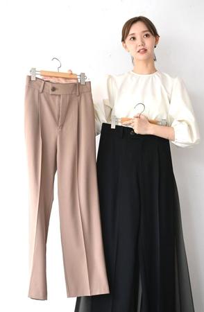 　プロデュースしたスラックスの特徴を説明する江野沢愛美（撮影・高石航平）