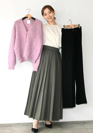 　自身のプロデュースした服を手にする江野沢愛美（撮影・高石航平）