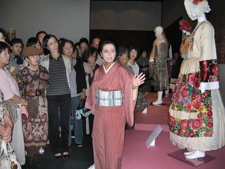 　自ら世界を訪ね歩いて集めた衣装展で、説明する市田ひろみさん＝２０１０年９月