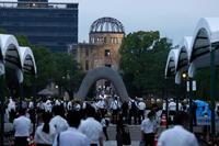 　被爆から７７年の「原爆の日」を迎えた広島市の平和記念公園。奥は原爆ドーム