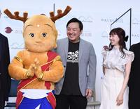 　マスコットのせんとくんに熱い視線を送る？（右から）渡辺美優紀と今村翔吾氏（撮影・園田高夫）
