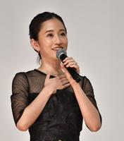 　舞台あいさつにでトークする前田敦子（撮影・西岡正）