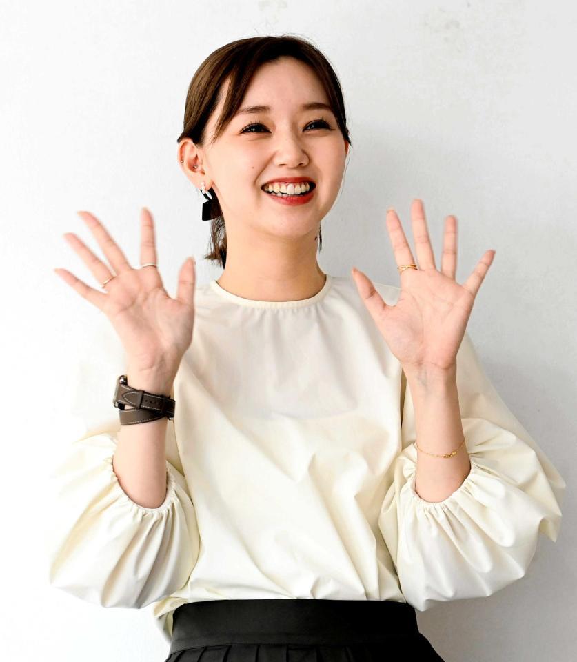 　笑顔で手を振る江野沢愛美