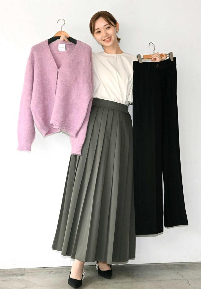 　自身のプロデュースした服を手にする江野沢愛美（撮影・高石航平）