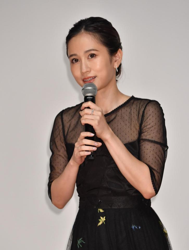 　舞台あいさつに登場する前田敦子（撮影・西岡正）
