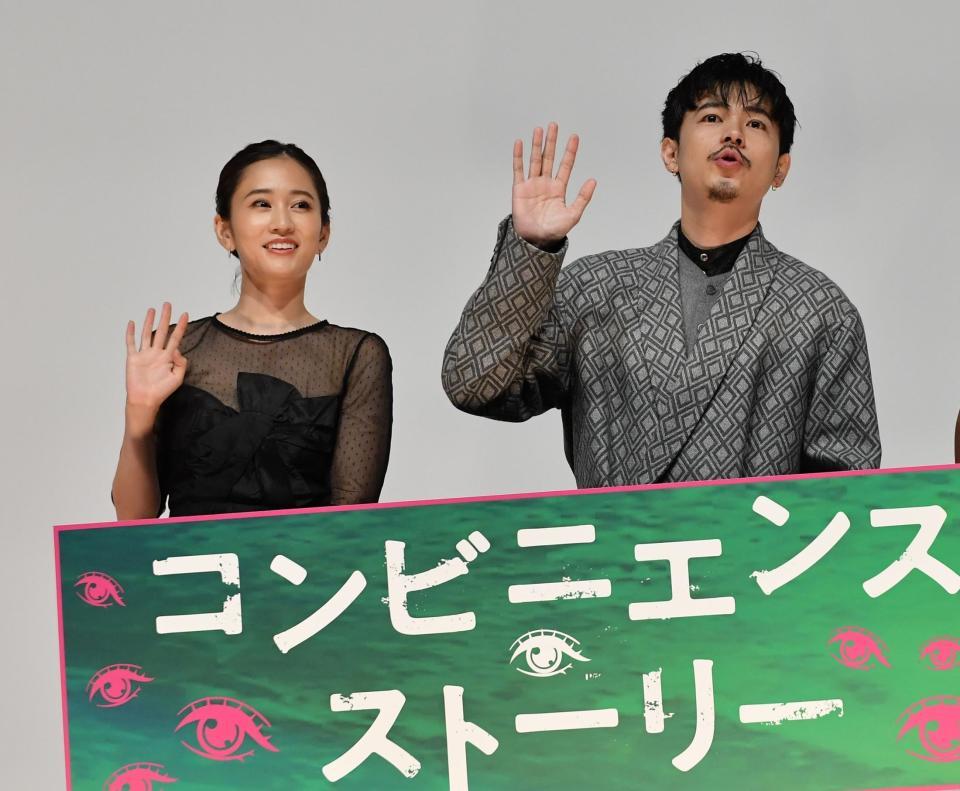 　笑顔で客席に向かって手を振る前田敦子（左）と成田凌（撮影・西岡正）