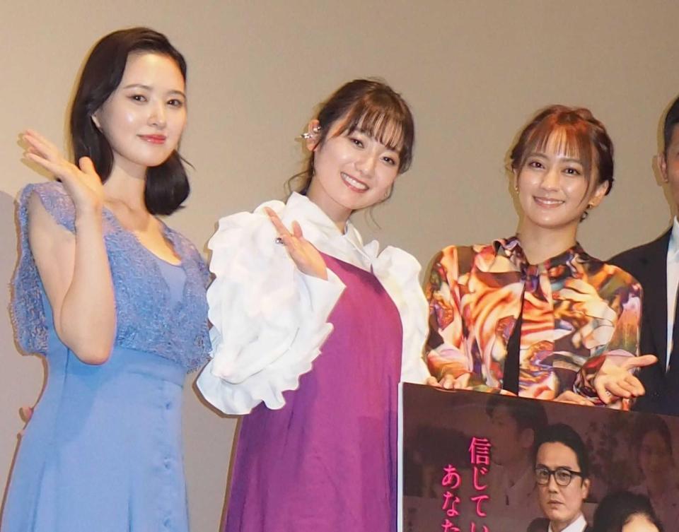 　映画「ウラギリ」の舞台あいさつに出席した（左から）兒玉遥、齊藤英里、岡田結実