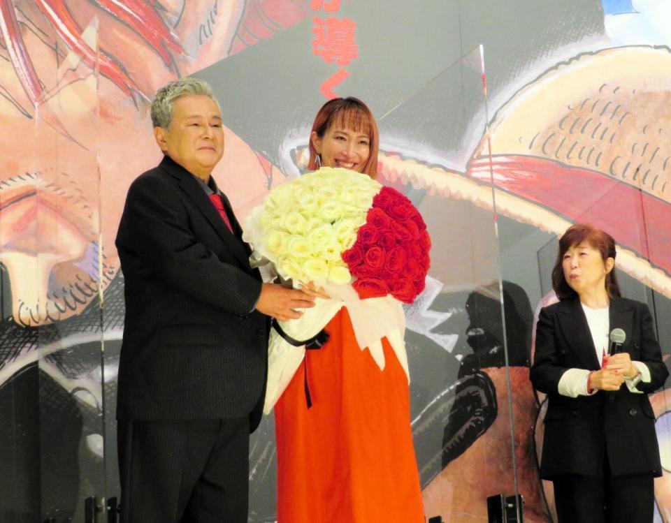 　娘役だった名塚佳織に花束を渡す池田秀一と、温かく見守る田中真弓