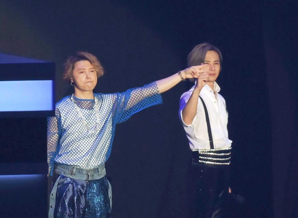　最後に２人でＫポーズを作る堂本剛（左）と堂本光一（撮影・堀内翔）