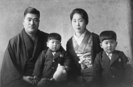 　家族の肖像。（左から）山下汽船の小樽支店長だった父・潔さん、裕次郎さん、母・光子さん、慎太郎さん