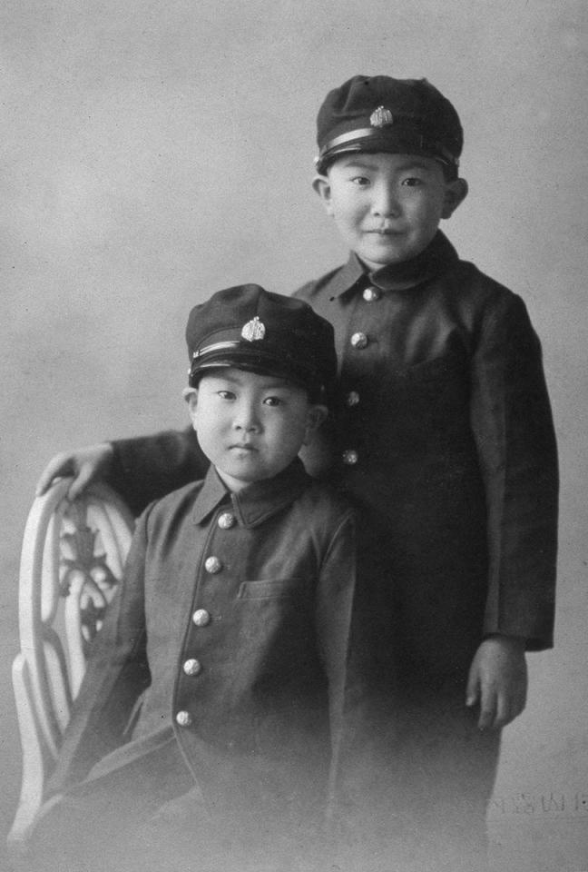 　昭和１６年４月１日、裕次郎さん（左）は小樽稲穂小学校に入学し、小樽市内の写真館で慎太郎さんと記念撮影