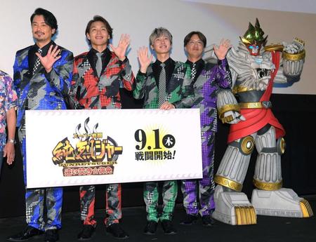 　公開を喜ぶ（左から）純烈の小田井涼平、白川裕二郎、後上翔太、酒井一圭、純烈王