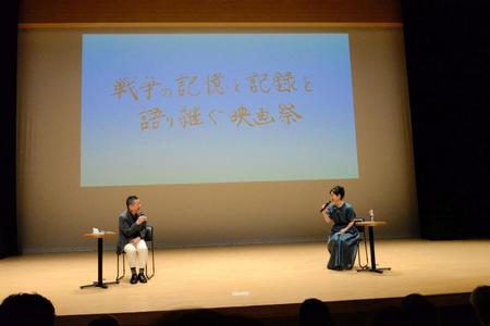　トークショーを行った吉永小百合（右）。左は聞き手の立花珠樹さん