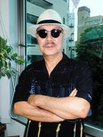 　ギター柄の開襟シャツで決める芳野藤丸