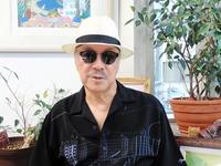 　インタビューに答える芳野藤丸