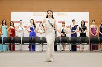 　優雅なドレスでポージングを決める「２０２２ミス・ジャパン」和歌山県代表の工藤成珠さん