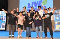　「ＬＩＶＥ　ＳＴＡＮＤ　２２-２３　ＯＳＡＫＡ」をＰＲする（前列左から）ダイアンのユースケと津田篤宏、海原やすよ　ともこ、ブラックマヨネーズ・小杉竜一、（後列左から）ｋｅｎｔｏ　ｆｕｋａｙａ、藤崎マーケットの田崎佑一とトキ、ニッポンの社長の辻とケツ（撮影・吉澤敬太）