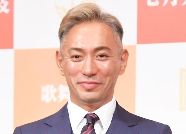 海老蔵 １１歳娘が始球式 付き人 パパのビーサン 短パン姿に ウケました の声も 芸能 デイリースポーツ Online