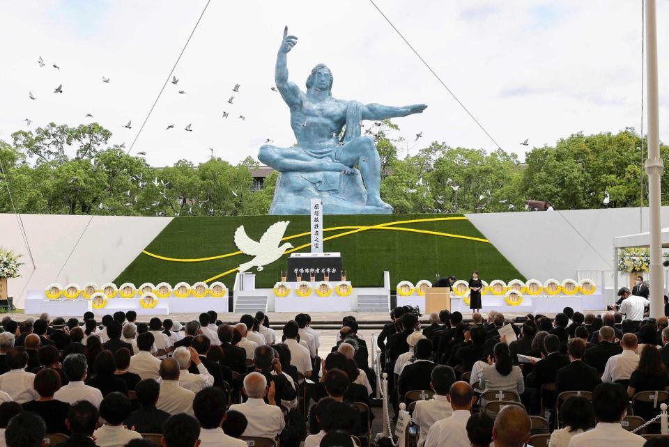 　被爆から７７年の原爆の日を迎え「長崎原爆犠牲者慰霊平和祈念式典」で放たれたハト（代表撮影）