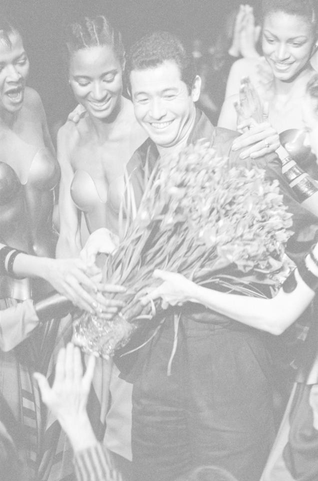 　パリ・コレクションのランウエーショーで、モデルたちから祝福を受ける三宅一生さん＝１９８０年３月、パリ（ゲッティ＝共同）