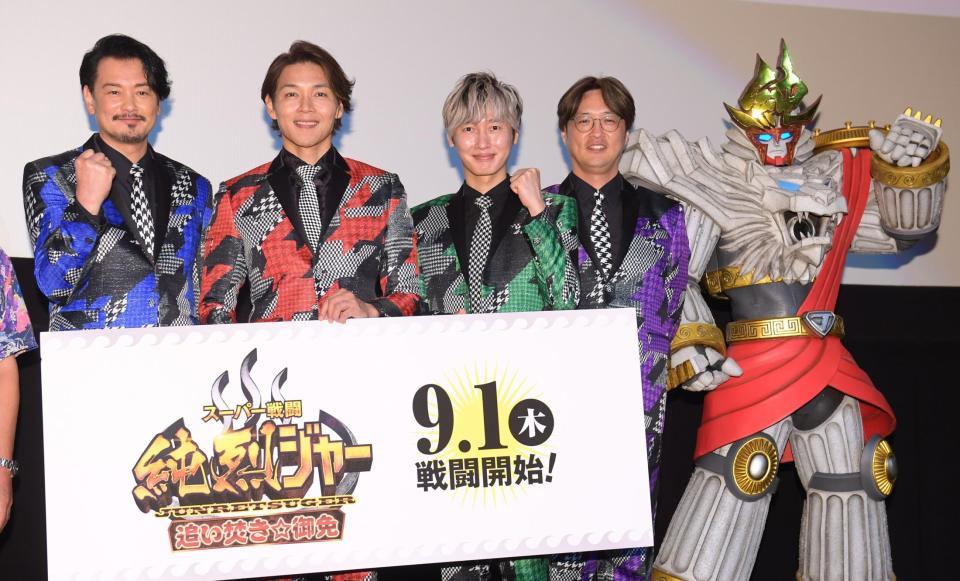 　公開を喜ぶ（左から）純烈の小田井涼平、白川裕二郎、後上翔太、酒井一圭、純烈王