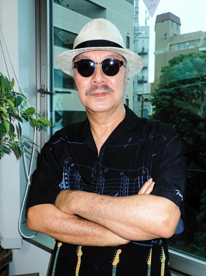 　ギター柄の開襟シャツで決める芳野藤丸