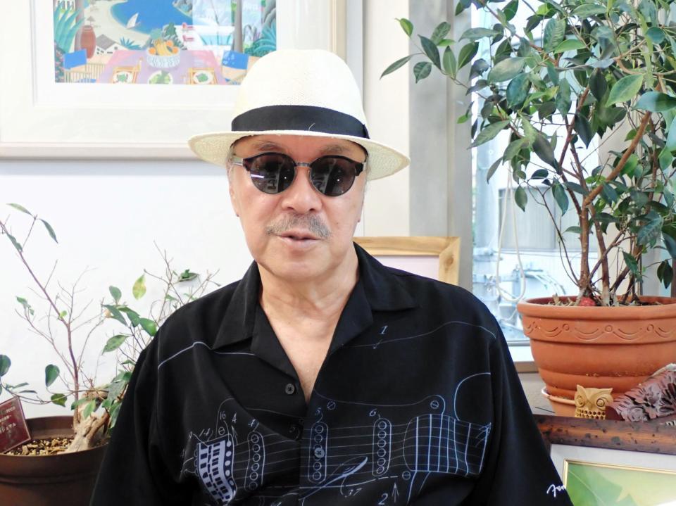 　インタビューに答える芳野藤丸