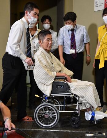 車いすで会見に登場する三遊亭円楽（撮影・西岡正）