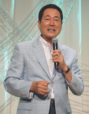 　「真木ことみ　デビュー30周年記念ディナーショー」で熱唱する中畑清氏