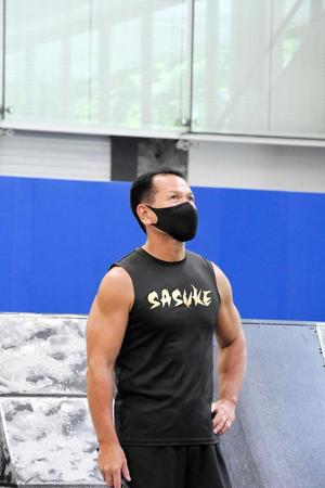 都内で行われた「ＳＡＳＵＫＥ」体験イベントで、そりたつ壁を見上げる“ミスターＳＡＳＵＫＥ”山田勝己