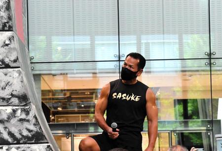 都内で行われた体験イベントで、そりたつ壁を見つめる“ミスターＳＡＳＵＫＥ”山田勝己