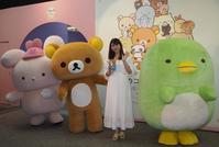 サンエックス90周年「うちのコたちの大展覧会　たれぱんだ・リラックマ・すみっコぐらしみんなの生まれたところの話」に出席した（左から）くまうさ、リラックマ、安めぐみ、ぺんぎん？