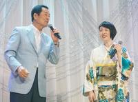　「真木ことみ　デビュー30周年記念ディナーショー」でデュエット曲「ときめいて乾杯」を熱唱した真木ことみ（右）と中畑清氏