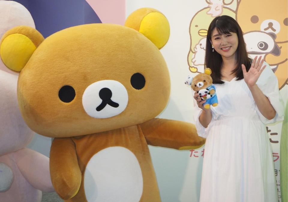 リラックマ（左）と笑顔を見せる安めぐみ