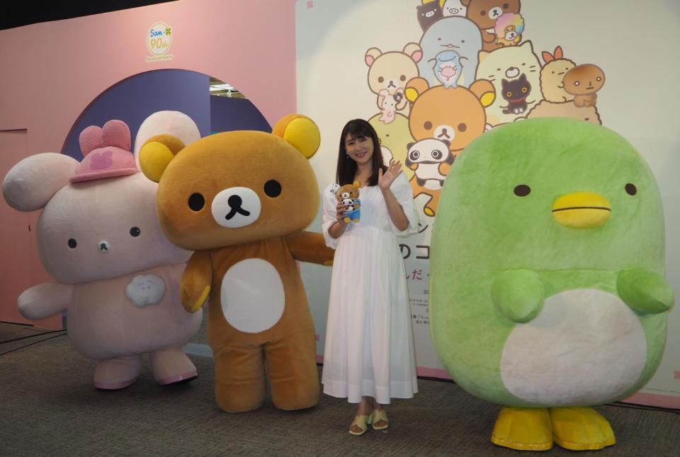サンエックス90周年「うちのコたちの大展覧会　たれぱんだ・リラックマ・すみっコぐらしみんなの生まれたところの話」に出席した（左から）くまうさ、リラックマ、安めぐみ、ぺんぎん？
